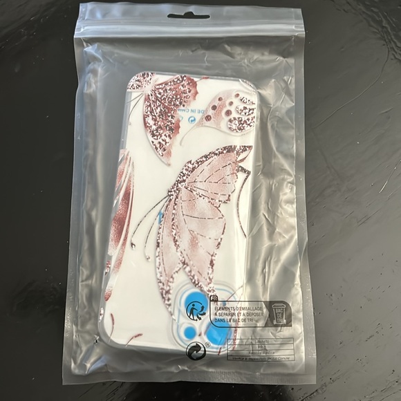 NWT butterfly iPhone 13/14 plastic case FREE with $25 purchase - Picture 5 of 5